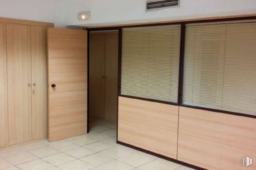 Office for sale & for rent at Avenida Cardenal Herrera Oria, 63, Fuencarral - El Pardo, Madrid, 28034 with window blind, door, cabinetry, building, fixture, window, wood, shade, floor and automotive exterior around