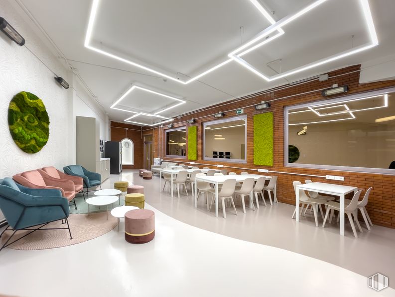 Oficina en alquiler en Edificio Alma, Paseo Doce Estrellas, 4, Barajas, Madrid, 28042 con silla, mueble, mesa, propiedad, diseño de interiores, piso, pavimento, techo, comodidad y brazo alrededor