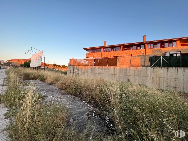 Suelo en venta en Calle Países Bajos, Ávila, 05004 con edificio, cielo, planta, lote de terreno, agua, paisaje natural, paisaje, hierba, árbol y casa alrededor