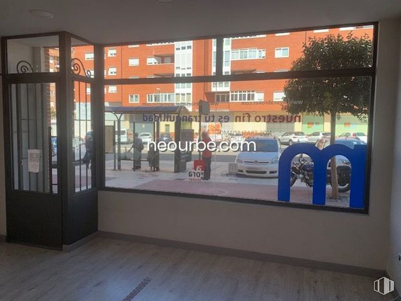 Retail for rent at Calle Agustín Rodríguez Sahagún, Ávila, 05003 with car, door, building, fixture, window, tints and shades, metropolitan area, flooring, glass and facade around