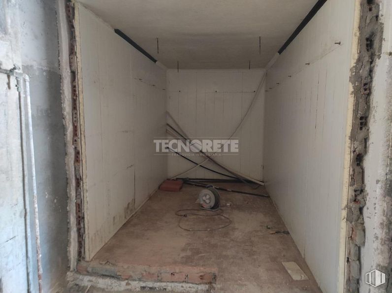 Retail for sale at Calle General Vives Camino, Guadalajara, 19003 with wood, floor, flooring, gas, composite material, concrete, ceiling, building material, metal and room around