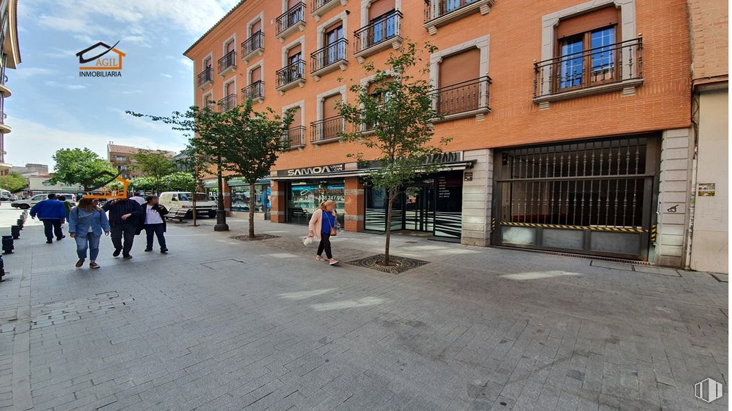 Retail for rent at  Calle Santa Isabel, Leganés, Madrid, 28911 with person, building, window, sky, cloud, road surface, urban design, asphalt, tree and sidewalk around