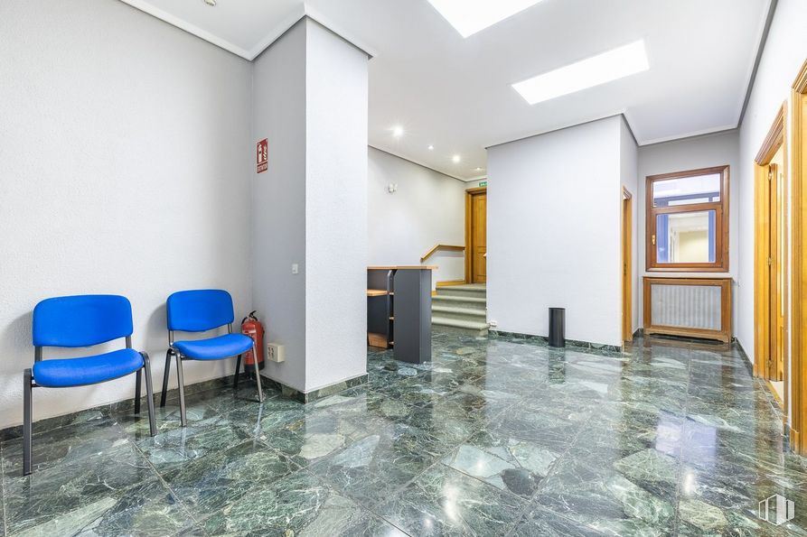 Oficina en alquiler en Calle Zurbarán, Chamberí, Madrid, 28010 con silla, lámpara, alumbrado, ventana, interiorismo, hall, suelo, suelos, suelo de baldosas y madera alrededor