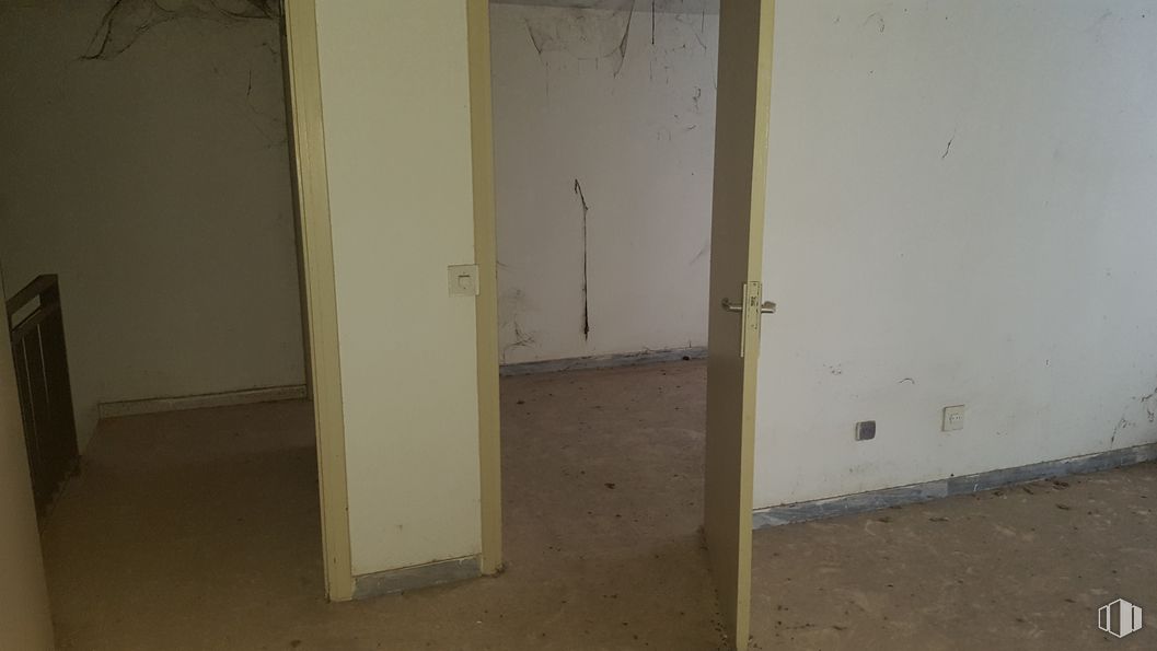 Retail for sale at Calle General Cuesta, 6, Talavera de la Reina, Toledo, 45600 with mirror, wood, fixture, floor, flooring, gas, plywood, plaster, composite material and ceiling around