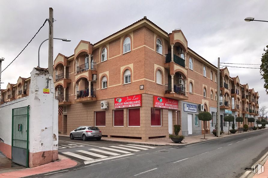 Retail for sale & for rent at Carretera Albarreal Tajo, 2, Torrijos, Toledo, 45500 with car, building, window, street light, sky, cloud, vehicle, mode of transport, house and road surface around