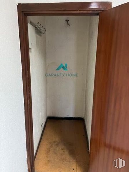 Retail for rent at Zona Puerta del Angel, La Latina, Madrid, 28011 with wardrobe, wood, handwriting, fixture, flooring, door, automotive exterior, gas, hardwood and plywood around