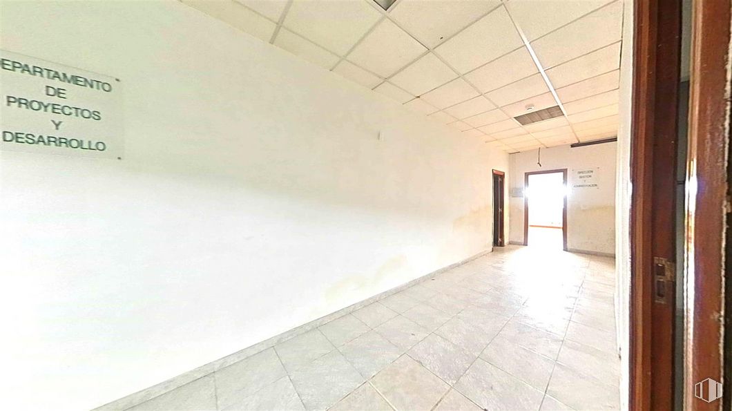 Office for sale at Calle Francisco Aritio, Guadalajara, 19004 with fixture, flooring, wood, hall, composite material, ceiling, concrete, door, building and rectangle around