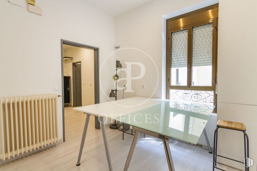 Oficina en alquiler y venta en Calle Serrano, Salamanca, Madrid, 28001 con taburete, mesa, alumbrado, mueble, , ventana, silla, ebanistería,  y  alrededor