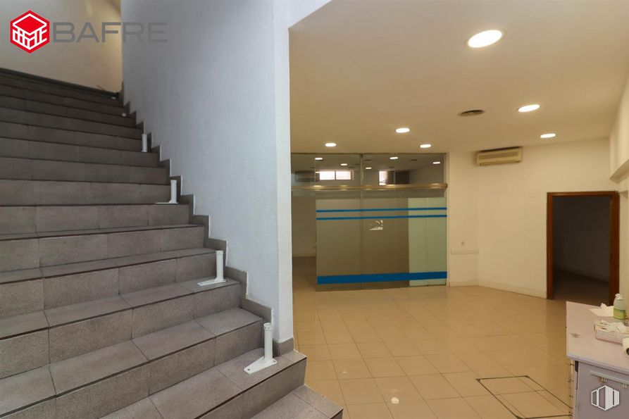 Local en venta en Casco antiguo, San Sebastián de los Reyes, Madrid, 28700 con accesorio, alumbrado, escaleras, edificio, interiorismo, suelos, suelo, madera, pared y puerta alrededor