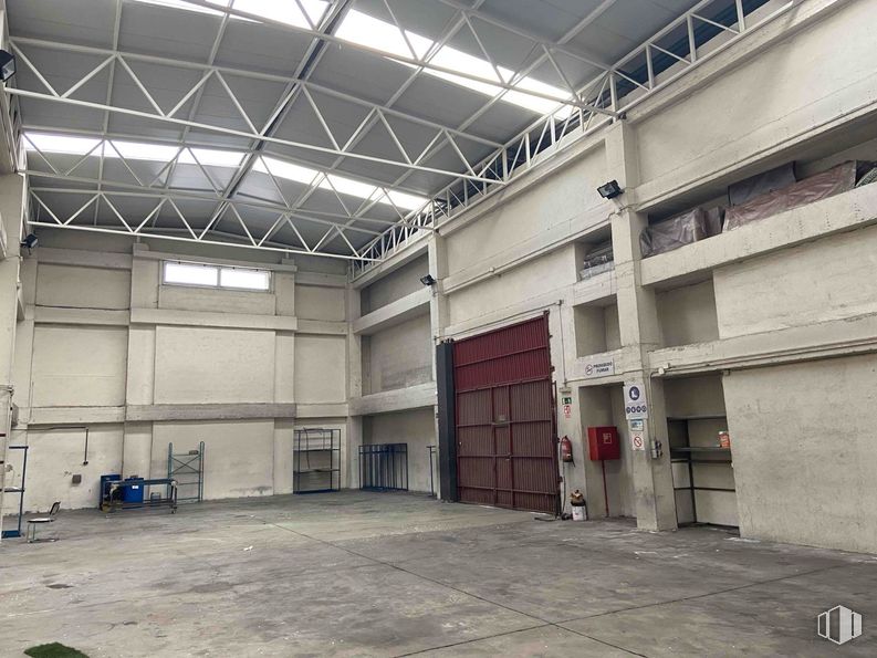 Industrial for rent at Zona Tres Cantos, Tres Cantos, Madrid, 28760 with window, parking, building material, daylighting, parking lot and subcompact car around