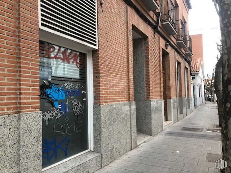 Local en alquiler y venta en Calle Eras, Villaviciosa de Odón, Madrid, 28670 con ventana, edificio, puerta, ladrillo, albañilería, superficie de la carretera, madera, árbol, fachada y acera alrededor