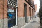 Retail for sale & for rent at Calle Eras, Villaviciosa de Odón, Madrid, 28670 with window, building, door, brick, brickwork, road surface, wood, tree, facade and sidewalk around