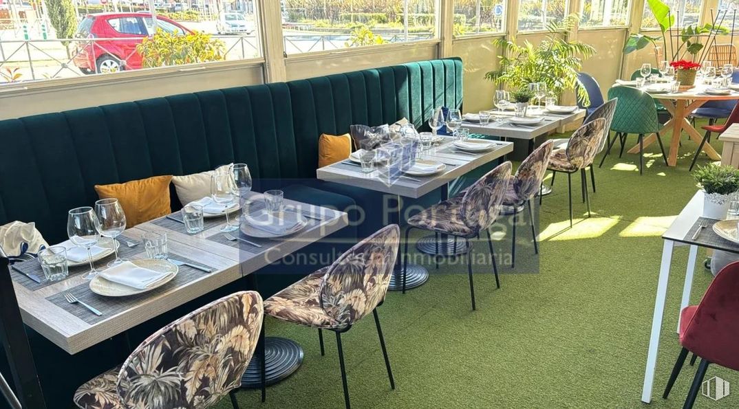 Local en alquiler en Avenida Nuevo Mundo, Boadilla del Monte, Madrid, 28660 con silla, coche, restaurante, mesa de cocina y comedor, cafetería, diseño, ropa de cama, mantel y planta de interior alrededor