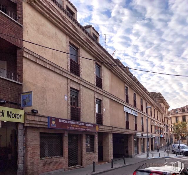 Retail for sale at Calle San Agustín, Las Rozas de Madrid, Madrid, 28230 with building, cloud, sky, window, tire, infrastructure, car, vehicle, urban design and neighbourhood around