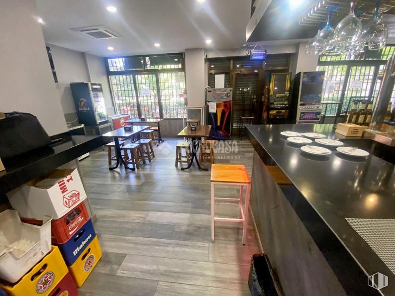 Local en venta en Avenida Olímpica, Móstoles, Madrid, 28935 con productos envasados, taburete, mesa, propiedad, mueble, edificio, interiorismo, silla, barware y suelos alrededor