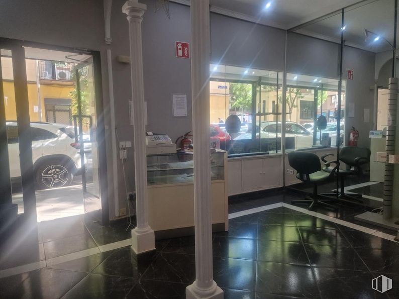 Local en alquiler y venta en Zona Chamberí, Chamberí, Madrid, 28010 con coche, silla, rueda, neumático, accesorio, vehículo, interiorismo, diseño automovilístico, suelo y ventana alrededor