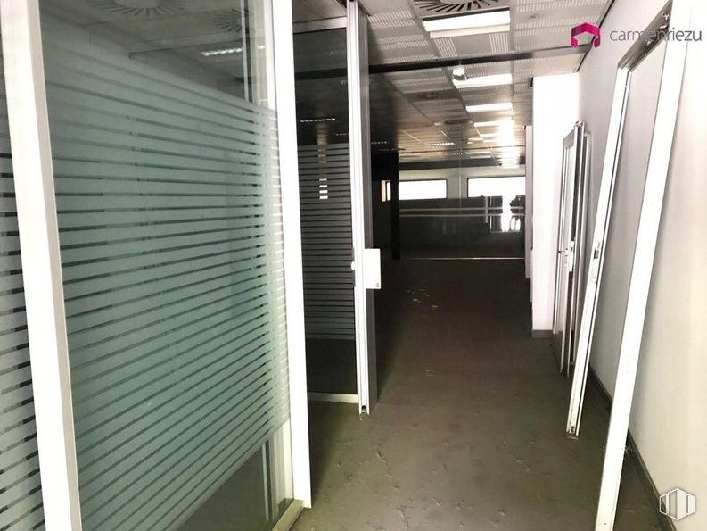 Retail for sale at Paseo Santa María de la Cabeza, 26, Arganzuela, Madrid, 28045 with floor, flooring, glass, metal, ceiling, transparency, aluminium, cleanliness and fluorescent lamp around