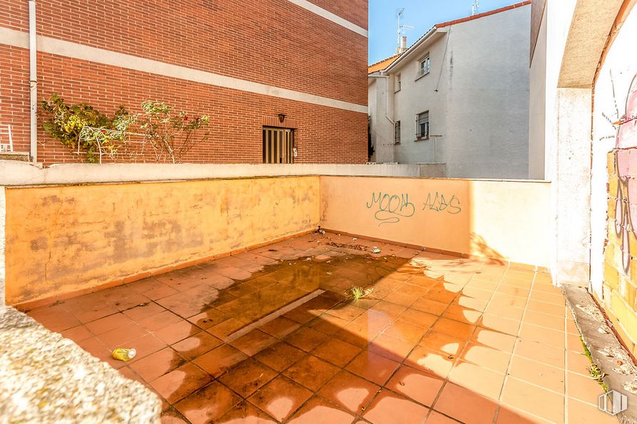 Local en alquiler y venta en Calle Santa Teresa de Jesús, Collado Villalba, Madrid, 28400 con edificio, planta, madera, superficie de carretera, naranja, albañilería, ladrillo, ventana, cielo y pared alrededor