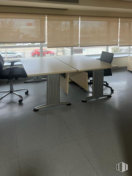 Oficina en alquiler en Avenida América, Alcorcón, Madrid, 28922 con silla, mesa, mueble, silla de oficina, suelos, escritorio, suelo, hall, edificio y material compuesto alrededor