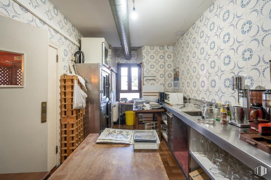 Local en alquiler y venta en Las Matas, Las Rozas de Madrid, Madrid, 28290 con refrigerador, mesa, ventana, interiorismo, suelos, mueble, cocina, encimera, techo y restaurante alrededor