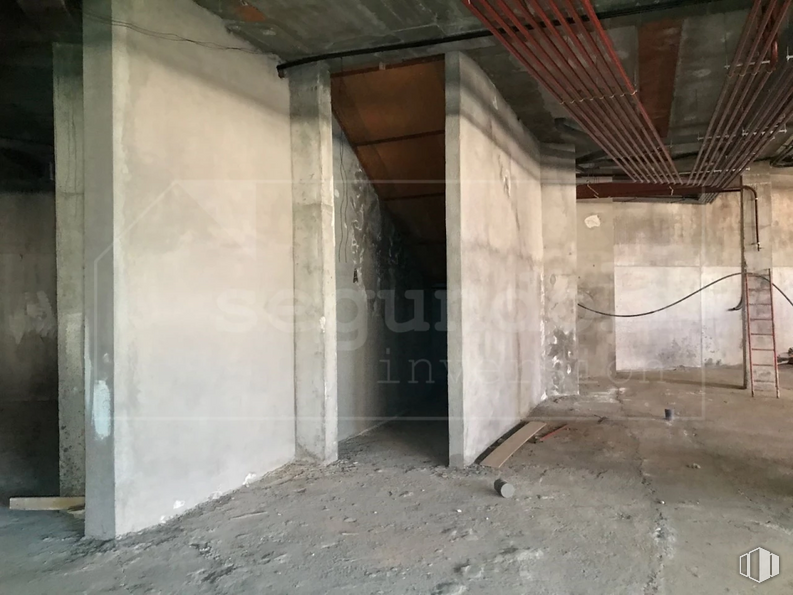 Retail for sale at Calle Ventanilla, 8, Colmenarejo, Madrid, 28270 with wood, flooring, floor, hall, composite material, concrete, ceiling, building material, plaster and beam around