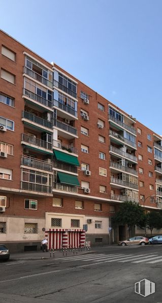 Office for sale & for rent at Calle Jacinto Verdaguer, 23, Carabanchel, Madrid, 28019 with building, sky, property, window, car, tower block, wheel, urban design, architecture and condominium around