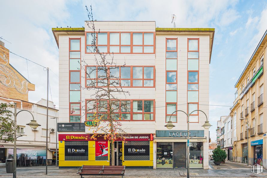 Oficina en alquiler en Calle Gran Vía, 37, Majadahonda, Madrid, 28220 con edificio, mesa de trabajo, nube, cielo, propiedad, ventana, diseño urbano, condominio, zona residencial y pared alrededor