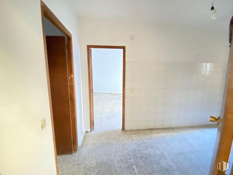 Nave en venta en Avenida Castilla la Mancha, Alameda de la Sagra, Toledo, 45240 con puerta, accesorio, pintura, edificio, madera, suelos, suelo, tinte para madera, puerta de casa y material compuesto alrededor