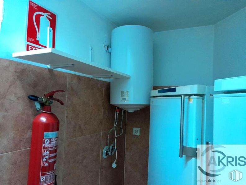 Local en venta en Calle Ugena, 64, Yuncos, Toledo, 45210 con refrigerador, botella, electrodoméstico, aparato de cocina, máquina, electrodoméstico, pintura, lámpara, ebanistería y accesorios de fontanería alrededor