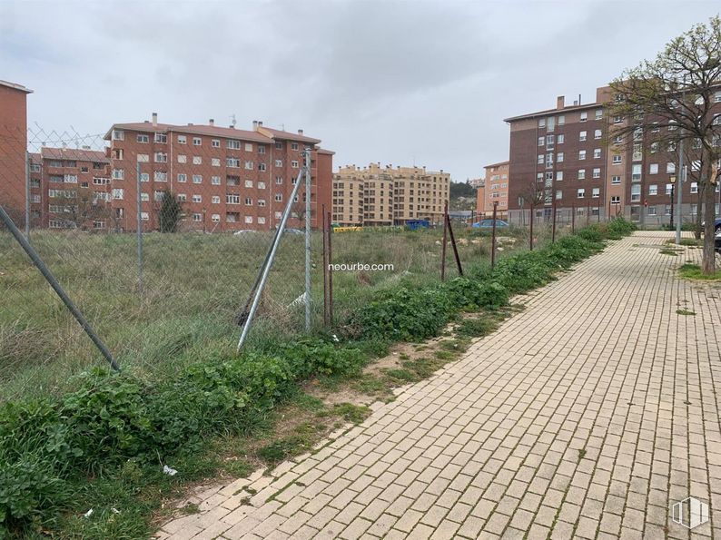 Land for sale at Calle Los Castillejos, Ávila, 05003 with building, plant, sky, cloud, window, road surface, land lot, urban design, brick and house around