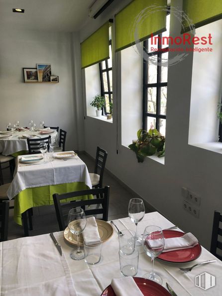 Local en alquiler en Zona centro, Coslada, Madrid, 28820 con vajilla, mesa, mesa, copa de vino, mueble, propiedad, ventana, vajilla, vasos y silla alrededor