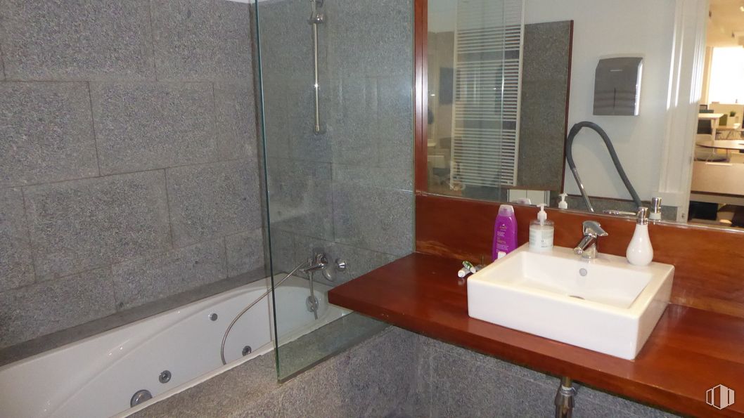 Oficina en alquiler en Zona Almagro, Chamberí, Madrid, 28010 con fregadero, espejo, grifo, bañera, propiedad, arreglo de tubería, lavabo del baño, baño, edificio y ducha alrededor