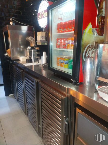 Retail for rent at Zona La Fortuna, Leganés, Madrid, 28917 with countertop, home appliance, machine, display case, barware, flooring, display device, kitchen appliance, advertising and logo around