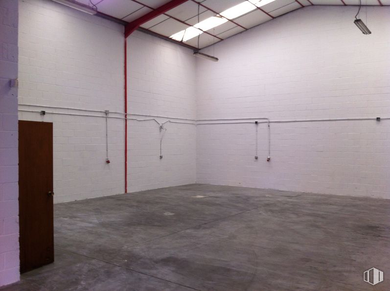 Industrial for rent at Calle Grecia, 28, Alcalá de Henares, Madrid, 28802 with door, wood, building, floor, flooring, hall, ceiling, field house, symmetry and space around