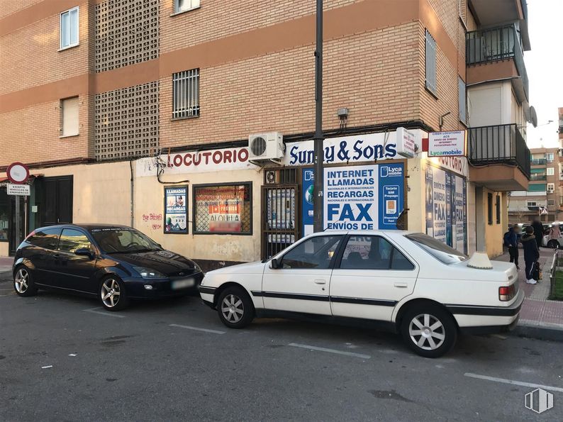 Local en alquiler en Calle Jericó, Parla, Madrid, 28980 con coche, rueda, neumático, luz de estacionamiento, vehículo terrestre, luz de posición lateral, vehículo, ventana, edificio y iluminación del automóvil alrededor