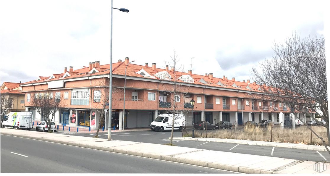 Retail for rent at Calle Río Duero, 1, Ávila, 05004 with building, truck, street light, cloud, sky, plant, window, house, vehicle and wheel around