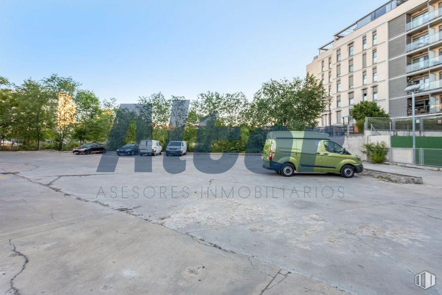 Office for sale at Calle Arroyo Bueno, Villaverde, Madrid, 28021 with van, car, building, land vehicle, wheel, tire, vehicle, sky, motor vehicle and window around