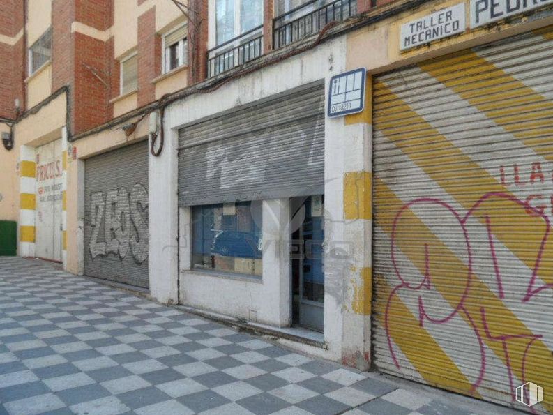 Local en venta en Zona Centro, Cuenca, 16001 con superficie de carretera, accesorio, arte, acera, fachada, ladrillo, suelo, tintes y matices, carretera y fuente alrededor