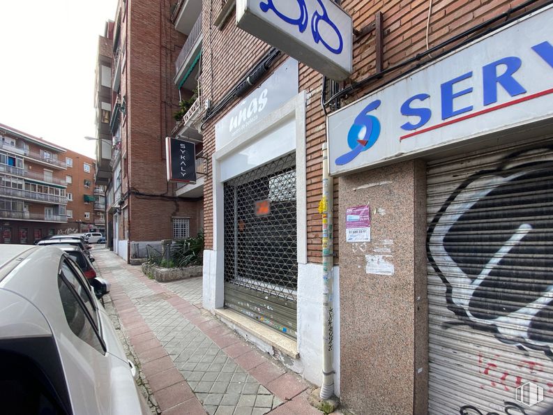 Retail for sale & for rent at Calle Agila, 10, La Latina, Madrid, 28011 with car, building, daytime, vehicle, window, automotive lighting, neighbourhood, public space, road and motor vehicle around