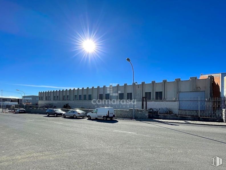 Industrial for rent at Polígono Las Hervencias, Ávila, 05004 with building, truck, sky, car, vehicle, street light, wheel, automotive lighting, tire and road surface around