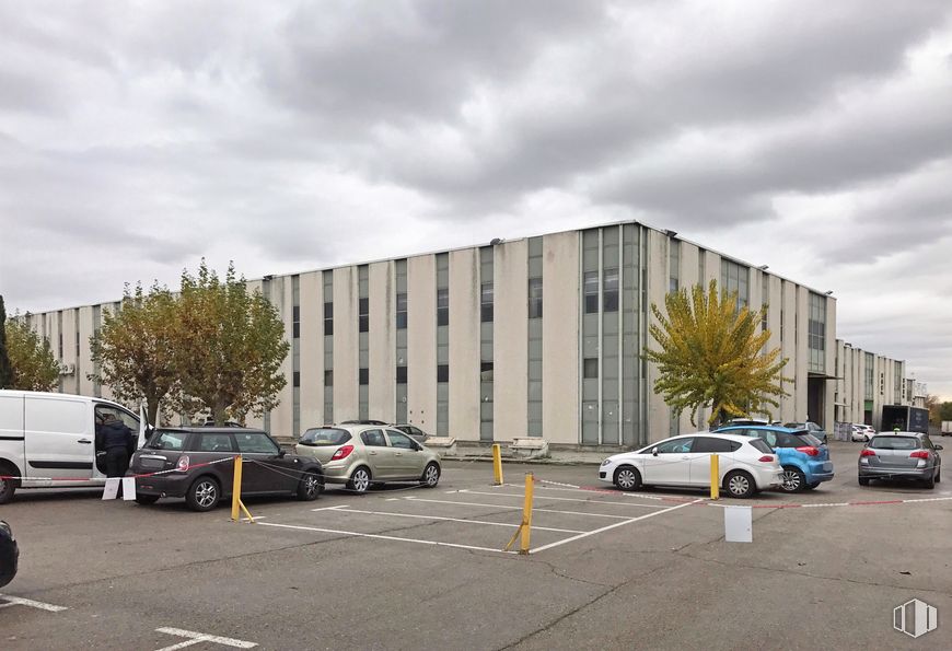 Office for sale at Polígono Marconi, Villaverde, Madrid, 28021 with car, building, wheel, automotive parking light, tire, cloud, sky, vehicle, tree and road surface around