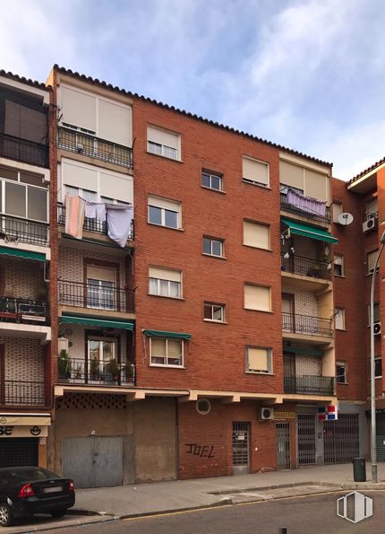 Retail for sale & for rent at Calle Brive, 7, Toledo, 45004 with car, building, sky, cloud, property, window, tire, street light, brick and urban design around