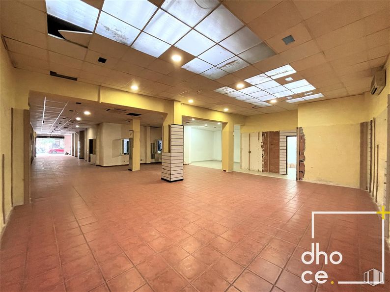 Retail for rent at Paseo Marcelino Camacho, 43, Carabanchel, Madrid, 28025 with fixture, architecture, interior design, hall, flooring, floor, wood, tile flooring, ceiling and event around