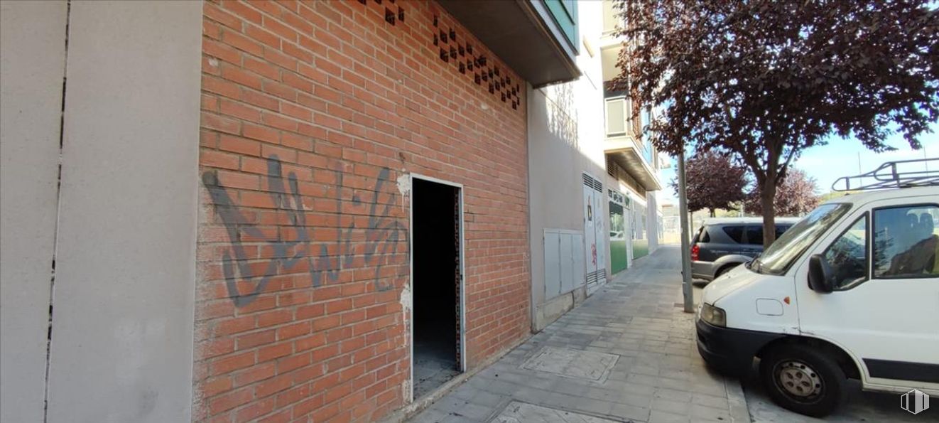 Retail for sale at Calle Dinamarca, 7, Guadalajara, 19005 with van, wheel, tire, door, car, wall, brickwork, brick, concrete and sidewalk around