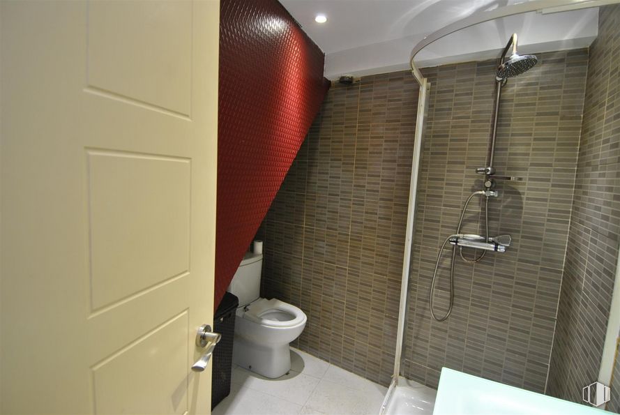 Retail for sale at Calle Tudelilla, Tetuán, Madrid, 28039 with toilet, door, plumbing fixture, property, bathroom, toilet seat, interior design, shower head, floor and wood around