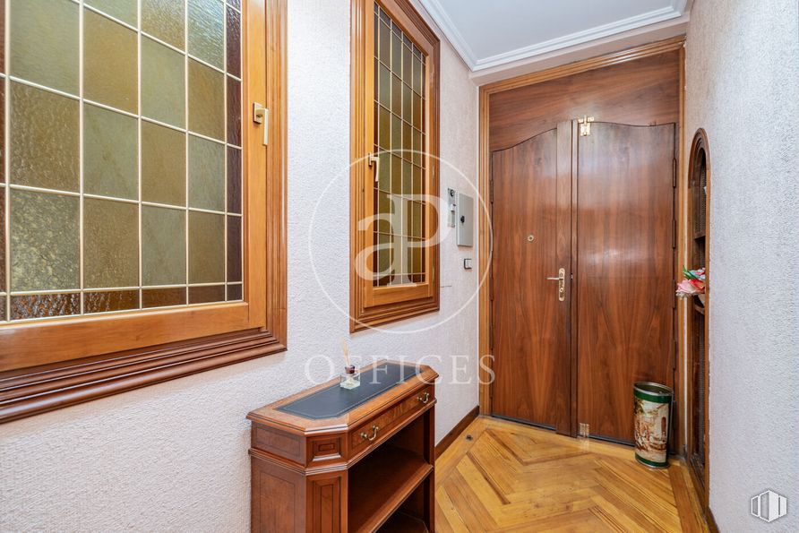 Oficina en alquiler en Calle San Bernardo, Centro, Madrid, 28015 con ebanistería, propiedad, madera, accesorio, puerta, interiorismo, ventana, tinte para madera, arquitectura y suelo alrededor