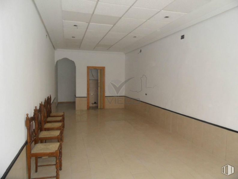 Retail for sale & for rent at Avenida Reyes Católicos, Cuenca, 16003 with chair, wood, hall, floor, art, flooring, hardwood, house, building and ceiling around