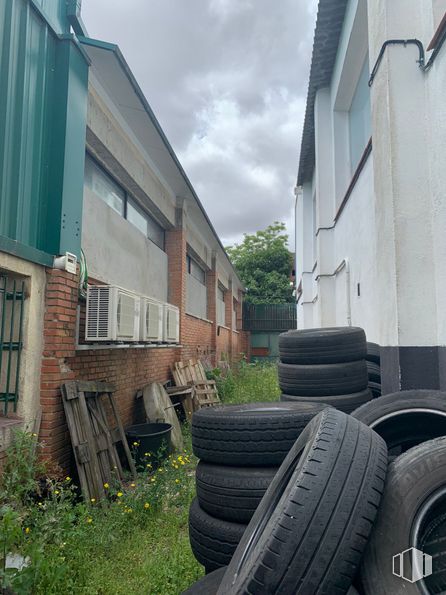 Nave en alquiler y venta en Calle Constitución, 84, Fuenlabrada, Madrid, 28946 con neumático, rueda, planta, cielo, durante el día, nube, ventana, banda de rodadura, neumático de automoción y arquitectura alrededor