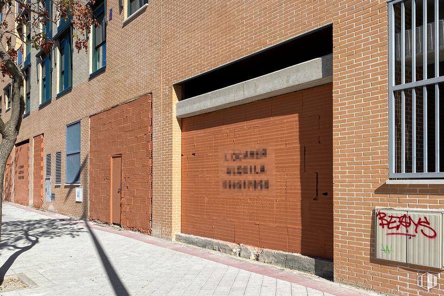 Retail for rent at Calle Institutos, 3, Fuenlabrada, Madrid, 28942 with window, building, wood, brickwork, brick, neighbourhood, fixture, road surface, font and material property around