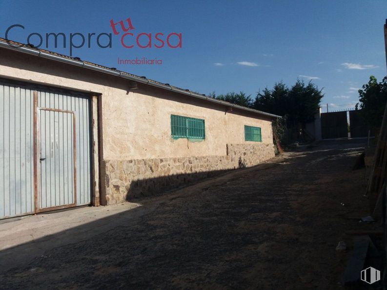 Nave en venta en Carretera Arévalo, Segovia, 40003 con casa, puerta, ventana, cielo, nube, planta, superficie de carretera, asfalto, lote de tierra y edificio alrededor